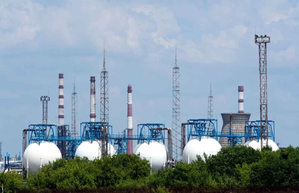 Como o petróleo é refinado em produtos utilizáveis após extraído do solo?