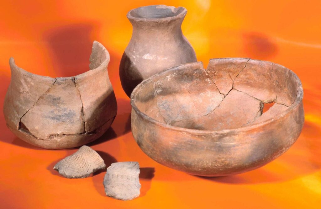 Como é feita a análise do tempo de artefatos arqueológicos
