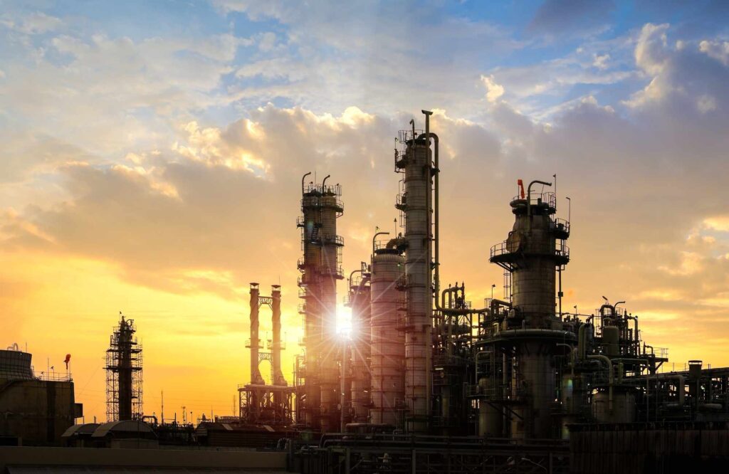 Quais são as implicações da indústria do petróleo para a comunidade global