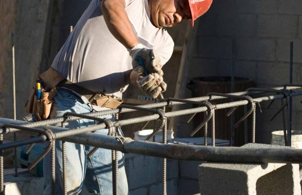 Quais são os benefícios da armadura na estrutura de concreto?