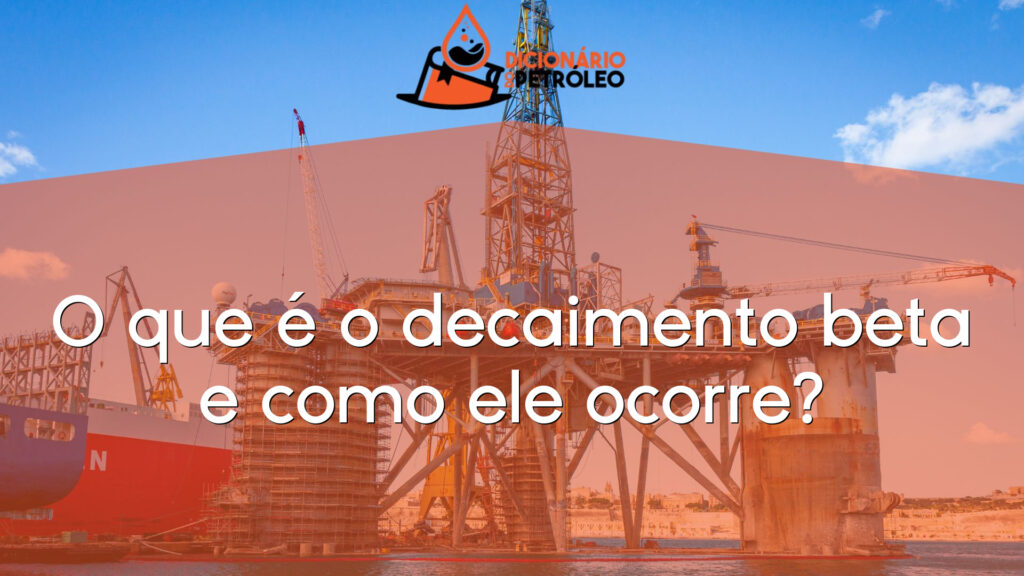 O que é o decaimento beta e como ele ocorre?